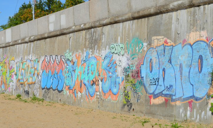 Нынешние граффити на набережной Двины не красят вид города.