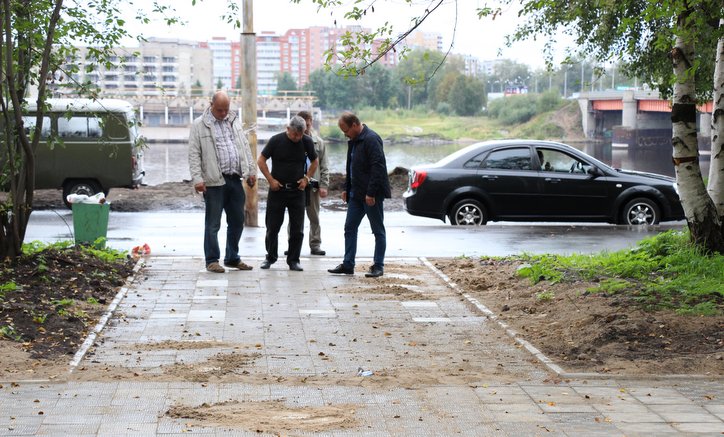 Сегодня работы по благоустройству нового сквера в районе Кузнечевского моста приняла специальная комиссия.
