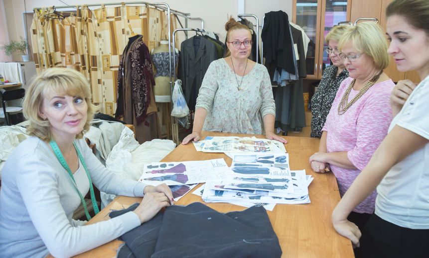 Ирина Титоренко в окружении работниц пошивочного цеха областного драмтеатра
