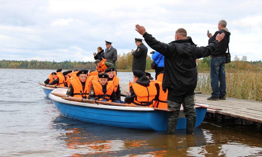 Юные кадеты впервые вышли на воду на вёсельных шлюпках.