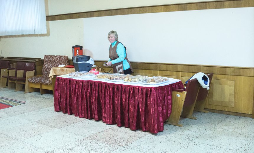 Участок №63. Традиционный выборный пирожковый стол только начал работу. 