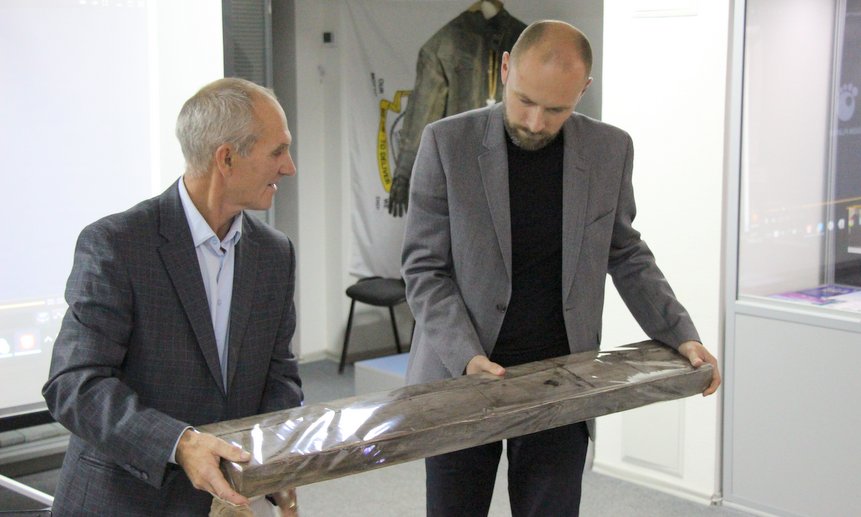 Фрагмент палубной доски и железные крепёжные шпильки были переданы в дар Морскому музею.