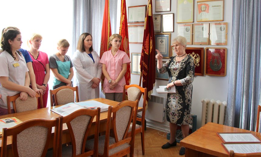 О профессиональном пути знаменитой Волосевич новичкам рассказала председатель совета ветеранов Эмма Никандрова.
