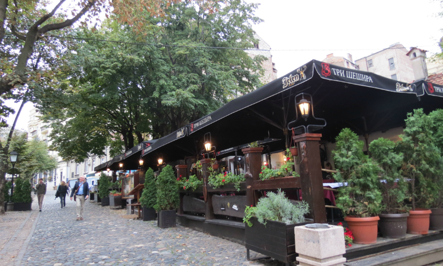Кафе «Три Шешира» на улице Скадарлия традиционно упоминается даже в учебниках сербского языка